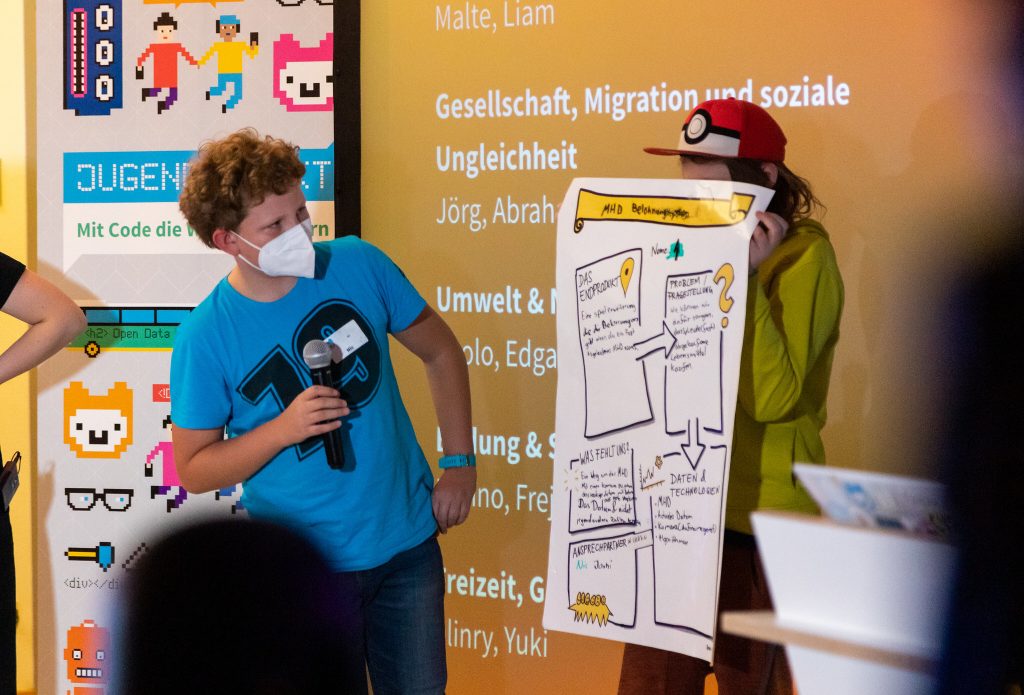 Zwei Jungen präsentieren ihre Projektidee auf der Bühne eines Jugend hackt Events
